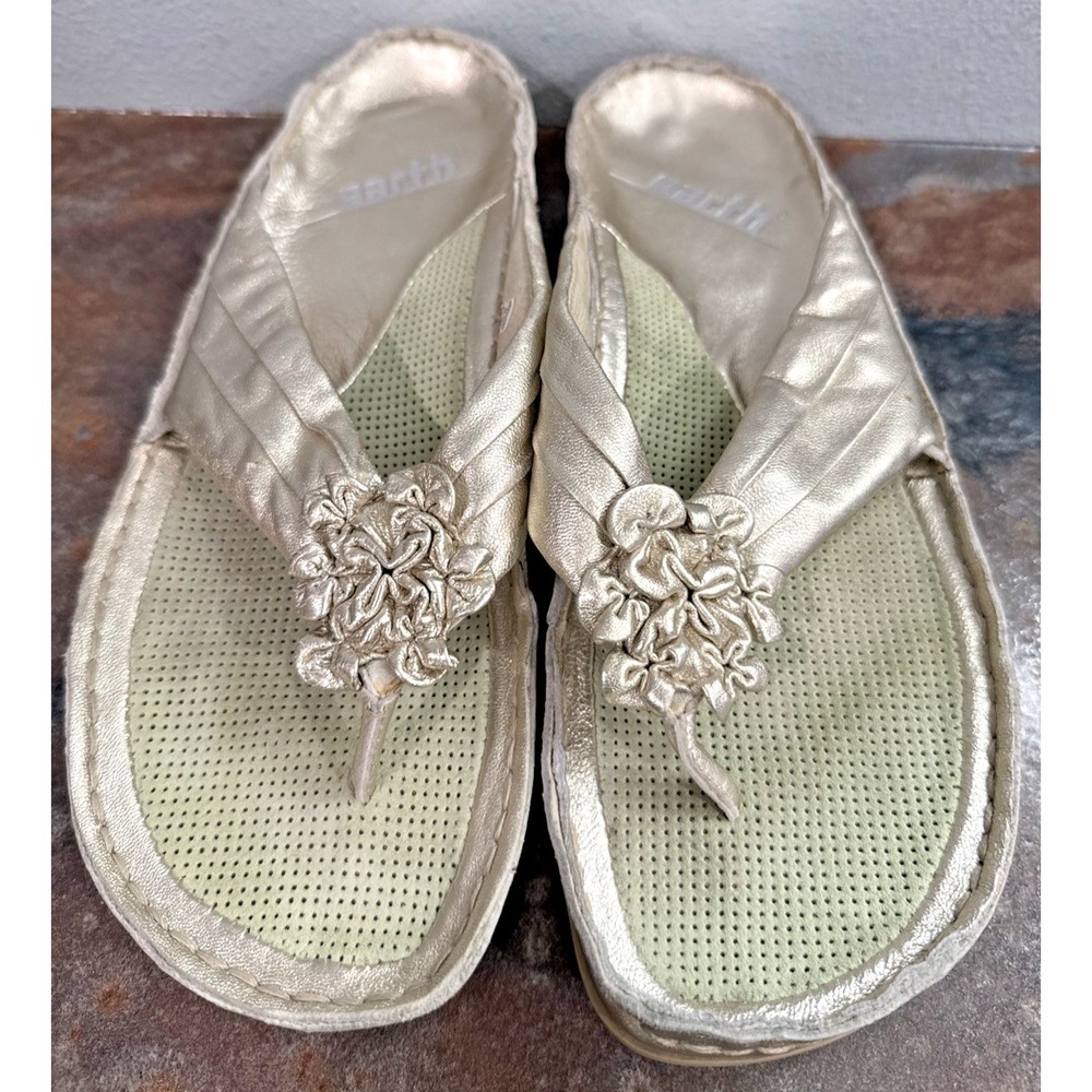 NWOB Earth LiLi Womens 7B Gold Leather Floral Thong Comfort Sandals